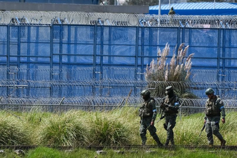 Katonák járőröznek a cotopaxi börtön mellett, 2024. január 14-én
