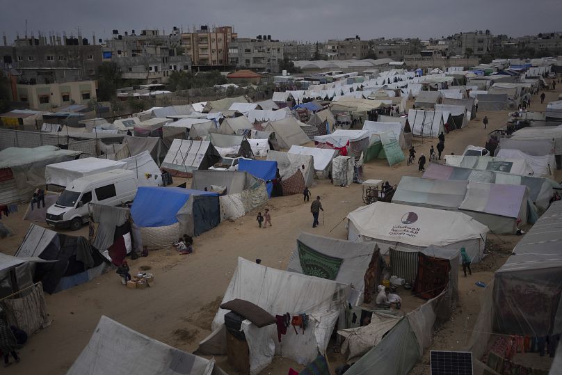 چادرهای آوارگان بی‌جا شده فلسطینی در شهر رفح در جنوب نوار غزه به تاریخ ۲۳ ژانویه ۲۰۲۴