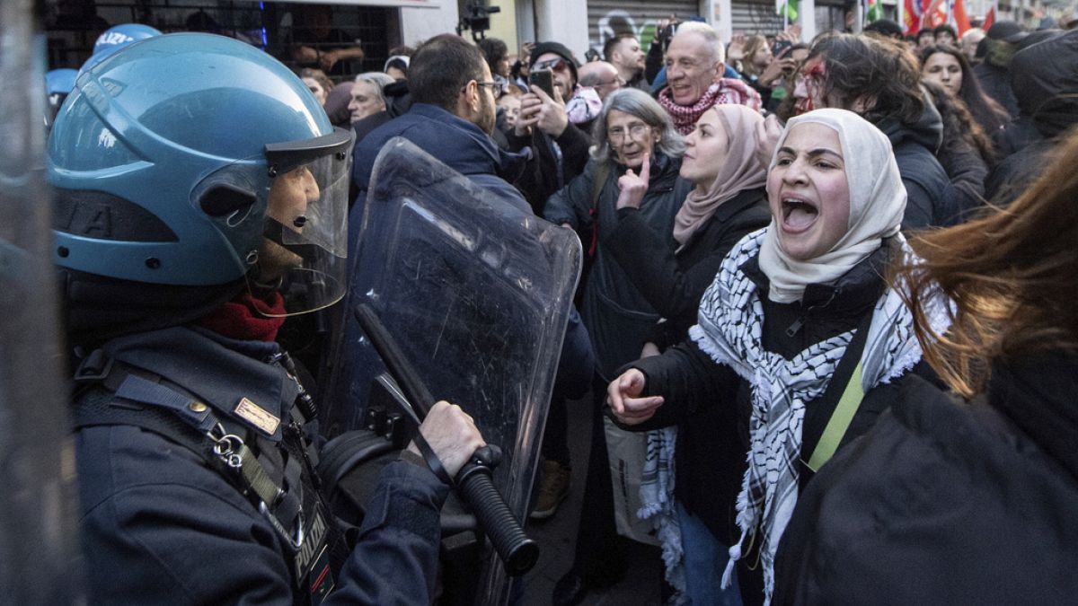 Zusammenstöße zwischen Polizei und Demonstranten während einer Kundgebung zur Unterstützung der Palästinenser in Mailand, 27. Januar 2024.