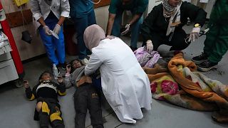 Palestinianos feridos na ofensiva aérea e terrestre israelita na Faixa de Gaza são levados para um hospital em Deir al Balah na sexta-feira, 26 de janeiro de 2024.