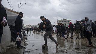 Проливные дожди подтопили лагеря беженцев