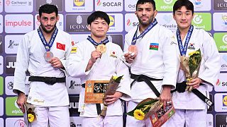 Judokas con sus medallas