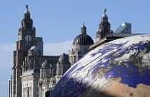 SYMBOLBILD Ein riesiger Erdball zeigt Europa vor der Skyline von Liverpool, England, 9. Mai 2023.