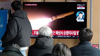 تصاویر آزمایش موشکی تازه کره شمالی بر صفحه نمایشگرهایی در یک ایستگاه راه آهن در سئول