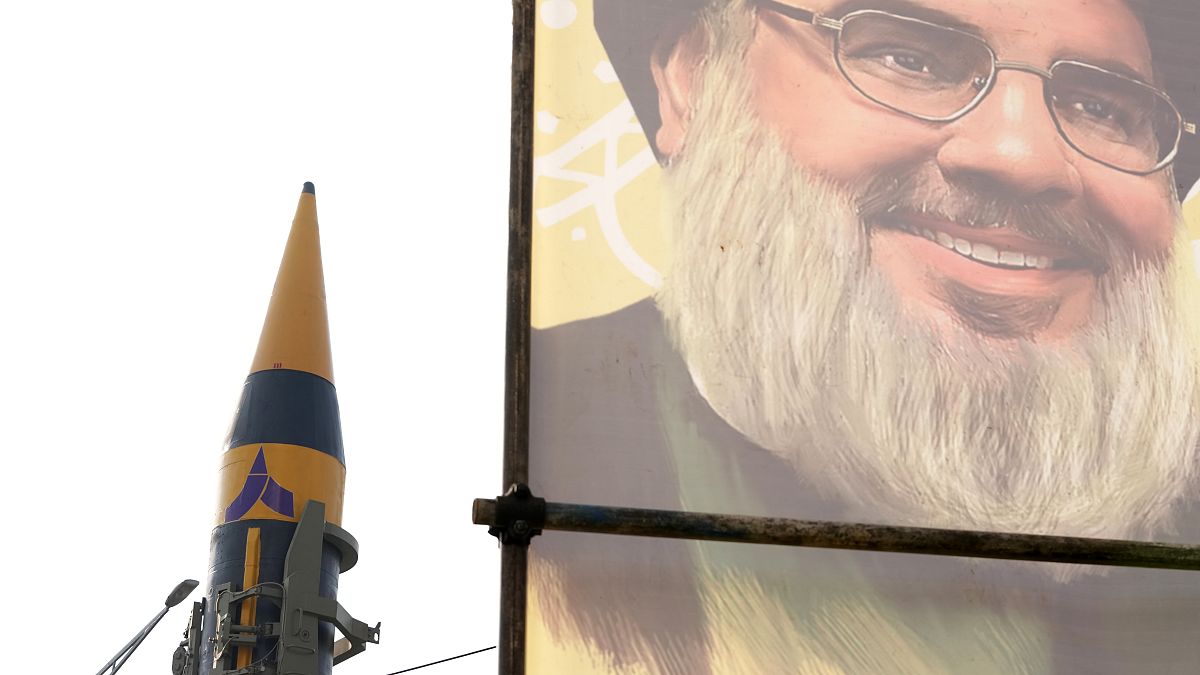 صاروخ إيراني محلي الصنع أمام صورة الأمين العام لحزب الله السيد حسن نصر الله خلال تجمع داعم لفلسطين في طهران