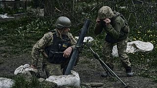 Tüzelésre készülő ukrán katonák Avdijivka közelében 2023. április 28-án