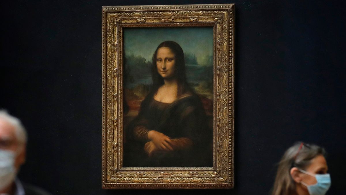Activists throw soup at Mona Lisa painting in Louvre Museum thumbnail