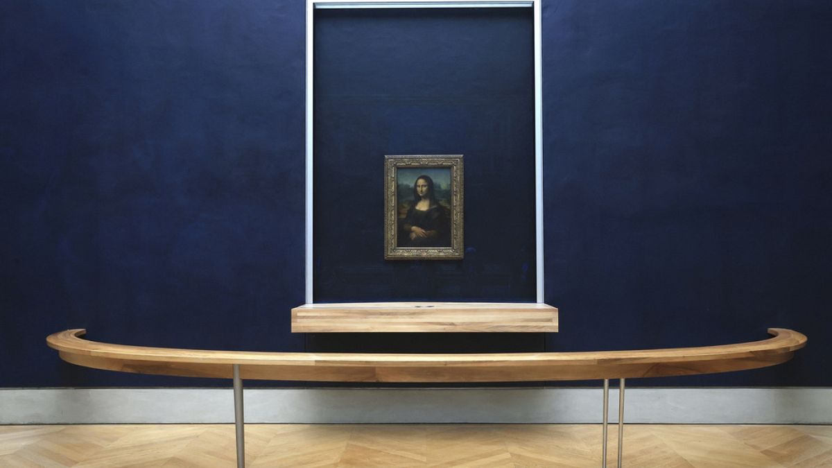 La Mona Lisa vigilando el Museo del Louvre.