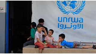 أطفال بالقرب من مركز إيواء تابع للأونروا في لبنان