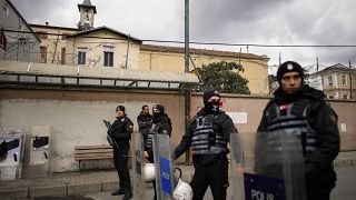 ضباط الشرطة الأتراك يقفون للحراسة في منطقة مطوقة خارج كنيسة سانتا ماريا في اسطنبول. 2024/01/28