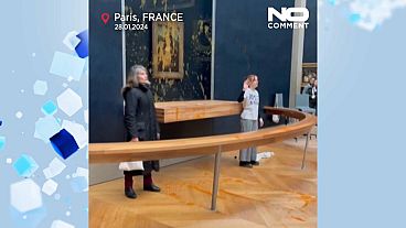 Aktivistinnen schütten Suppe auf die Mona Lisa im Louvre in Paris