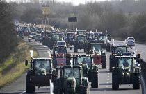 مزارعون يقودون جراراتهم لضرب حصار على طريق سريع بالقرب من سان أرنو، جنوب باريس. 2024/01/26