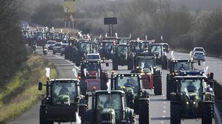 مزارعون يقودون جراراتهم لضرب حصار على طريق سريع بالقرب من سان أرنو، جنوب باريس. 2024/01/26