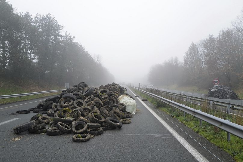 إطارات ملقاة على الطريق السريع أثناء فرض حصارحصار، بالقرب من آجين، جنوب غرب فرنسا. 2024/01/27