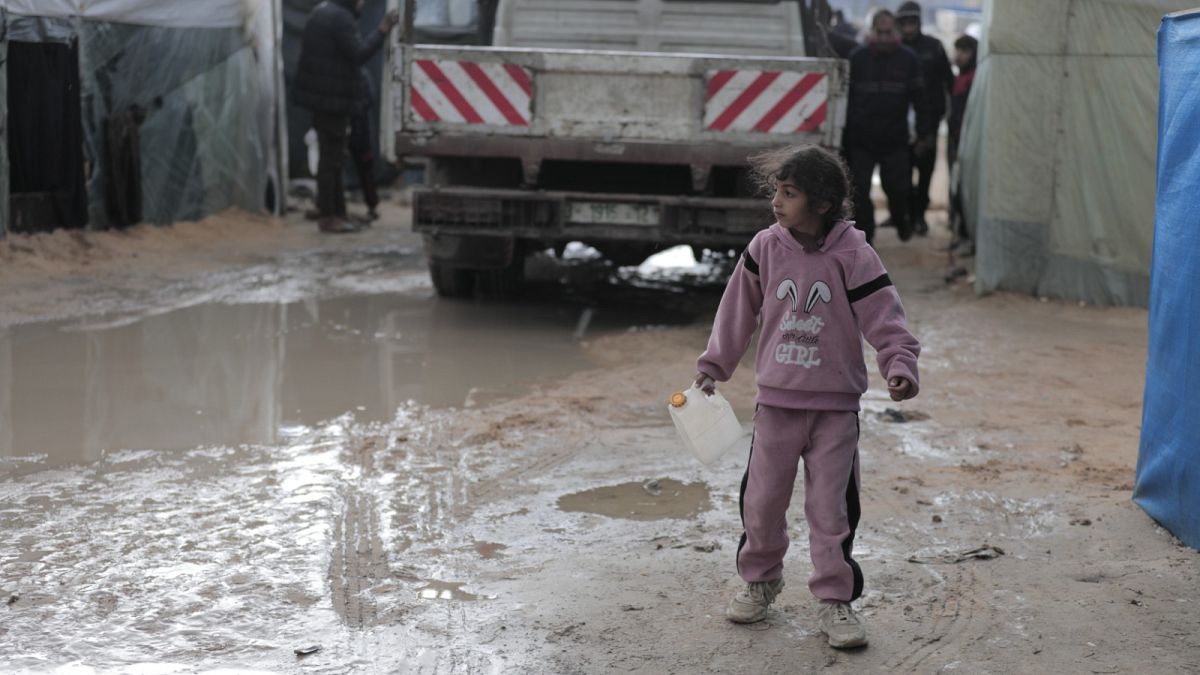 Palesztin kisgyerek víz után kutat Gázában