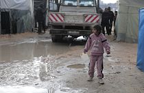Palesztin kisgyerek víz után kutat Gázában