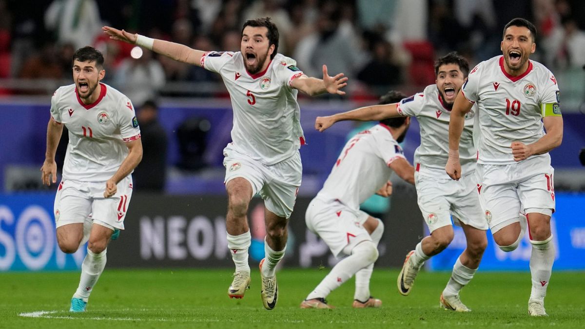 شادی بازیکنان تاجیکستان بعد از پیروزی مقابل امارات عربی متحده