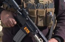 جندي عراقي يمسك بسلاحه في بغداد. 202401/28
