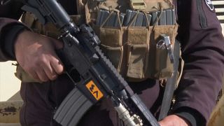 جندي عراقي يمسك بسلاحه في بغداد. 202401/28
