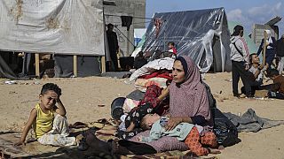Éhező palesztin család egy ideiglenes táborban