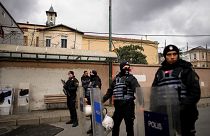 Des policiers turcs montent la garde dans une zone bouclée à l'extérieur de l'église Santa Maria, à Istanbul, en Turquie, le dimanche 28 janvier 2024.