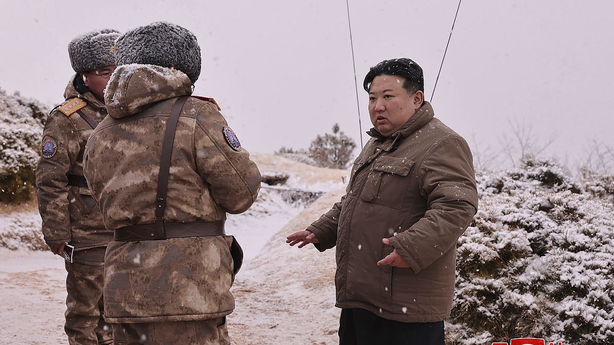 الزعيم الكوري الشمالي كيم جونغ أون أثناء اختبار صاروخ كروز