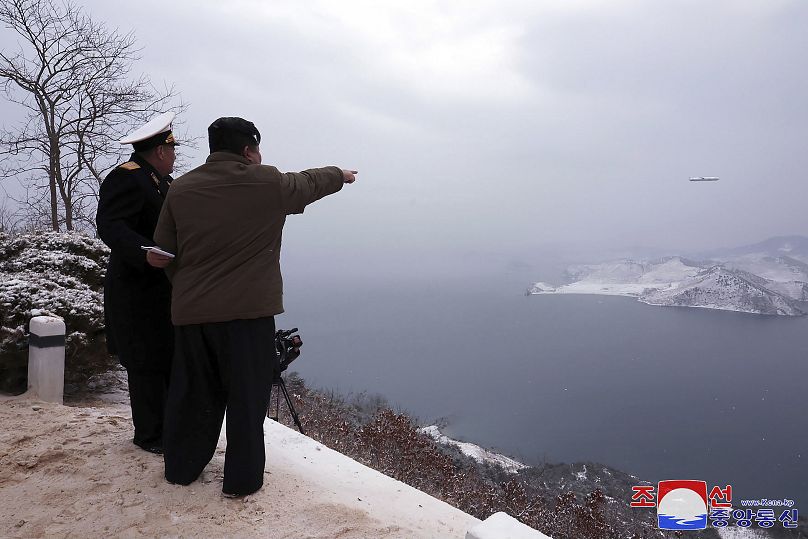 الزعيم الكوري الشمالي كيم جونغ أون أثناء اختبار صاروخ كروز