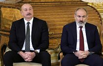 Azerbaycan Cumhurbaşkanı İlham Aliyev (sol), Ermenistan Başbakanı Nikol Paşinyan