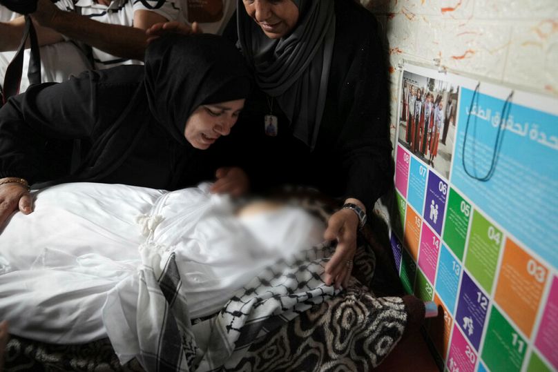 İgal altındaki Filistin'in el Halil kentinde İsrail askerleri tarafından göğsünden hedef alınarak öldürülen bir Filistinli