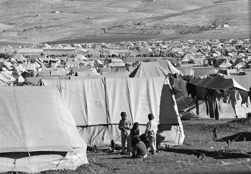 Topraklarından sürülen Filistinli milteciler, Ürdün'ün başkenti Amman yakınlarında elektrik ve suyun olmadığı bir kampta yaşam mücadelesi verirken / 1969