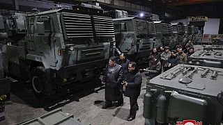 Ο ηγέτης της Βόρειας Κορέας Κιμ Γιονγκ Ουν επιβλέπει πυραυλική δοκιμή 