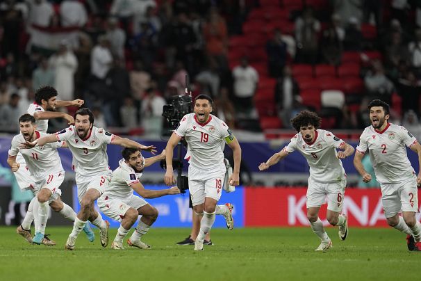 شادی بازیکنان تیم ملی تاجیکستان پس از پیروزی مقابل امارات