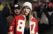 Taylor Swift llega antes de un partido de fútbol americano de la NFL entre los Chiefs y los Miami Dolphins, el 13 de enero de 2024, en Kansas City, Missouri.