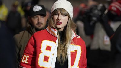 Taylor Swift llega antes de un partido de fútbol americano de la NFL entre los Chiefs y los Miami Dolphins, el 13 de enero de 2024, en Kansas City, Missouri.