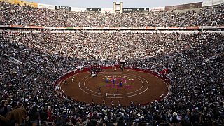 Imagen de las gradas de la Plaza Monumental de Ciudad de México, repletas de espectadores que han acudido al coso para asistir a una corrida de toros.