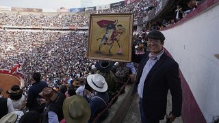 Boldog néző a tömött mexikóvárosi bikaviadal-arénában