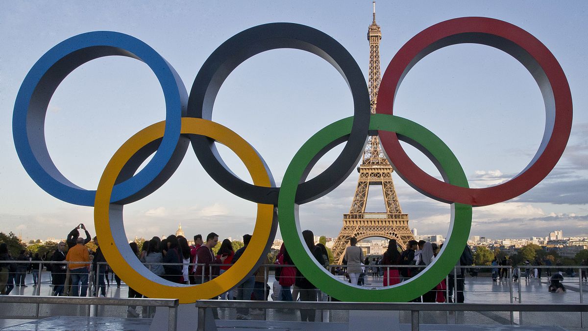 Олимпийские кольца установлены на площади Трокадеро с видом на Эйфелеву башню в Париже 14 сентября 2017 года.