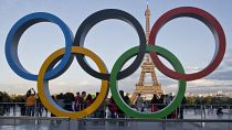 Gli anelli olimpici sono allestiti nella piazza del Trocadero che si affaccia sulla Torre Eiffel a Parigi il 14 settembre 2017.