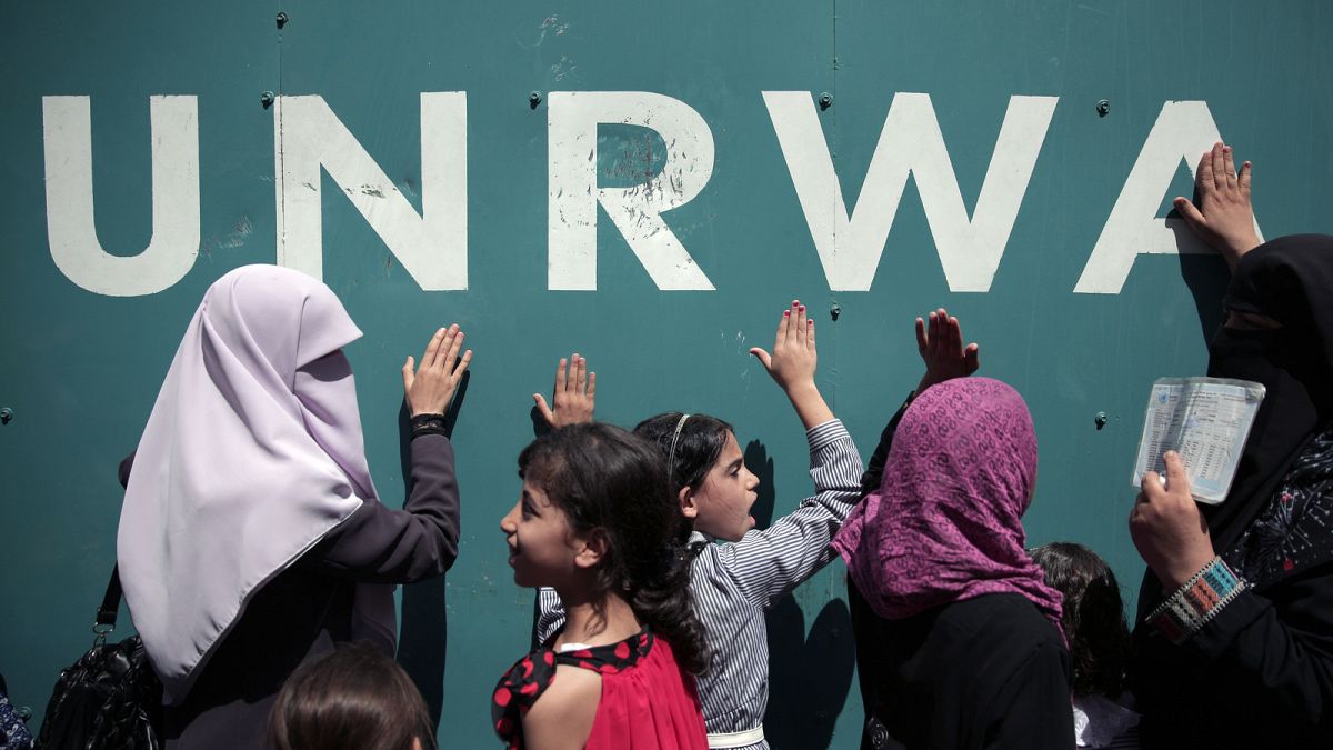 I palestinesi manifestano davanti alla sede dell'Agenzia delle Nazioni Unite per il Soccorso e l'Occupazione (UNRWA) a Gaza City.