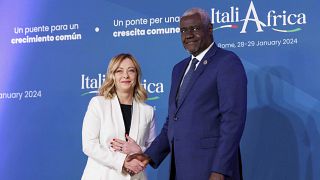 Giorgia Meloni  olasz kormányfő és az Afrikai Unió bizottsági elnöke, a csádi Moussa Faki