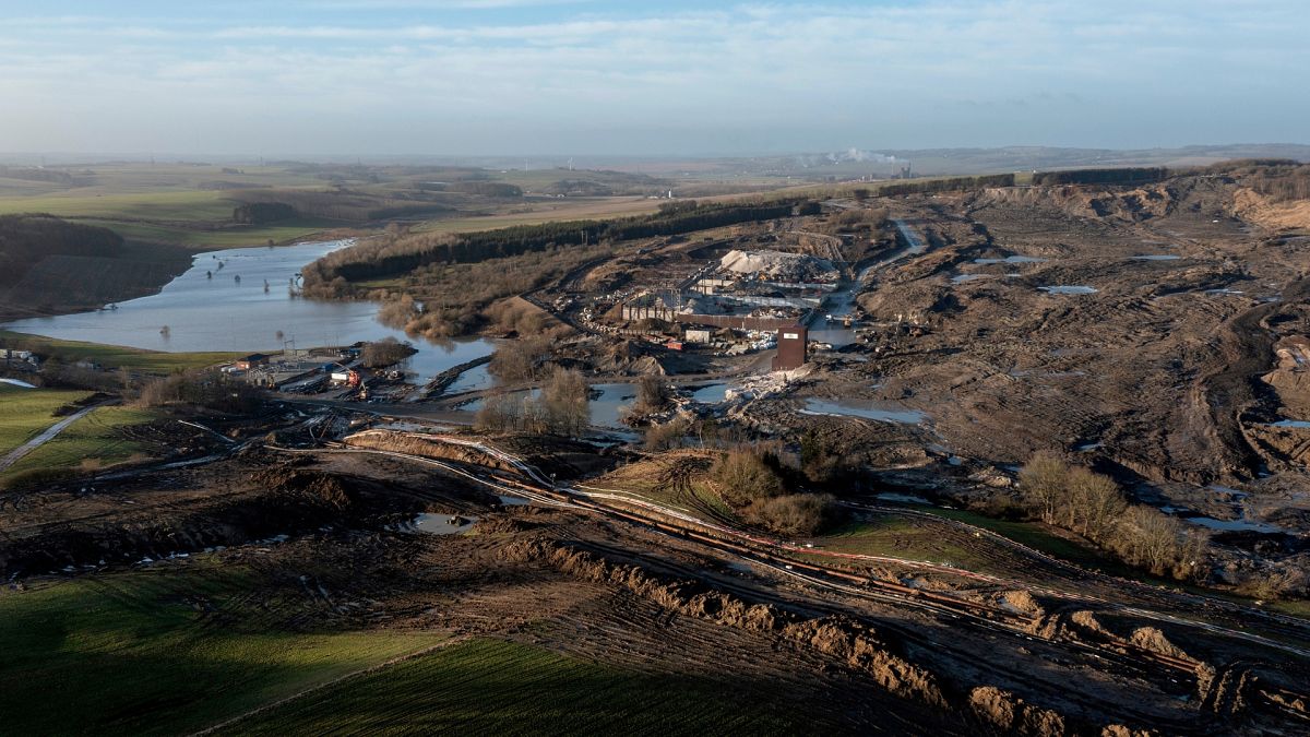 A área afetada por um deslizamento de vários milhões de toneladas de solo contaminado perto da aldeia de Oelst, Randers, Dinamarca.
