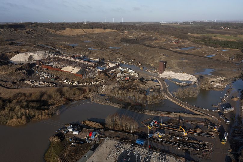 Um monte de terra de 75 metros de altura, no local da fábrica de reprocessamento Nordic Waste, com 3 milhões de metros cúbicos de solo contaminado.
