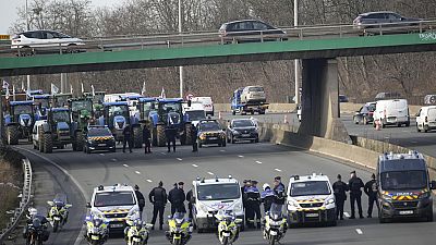Imagen de una carretera que comunica con París, bloqueada por los agricultores franceses.