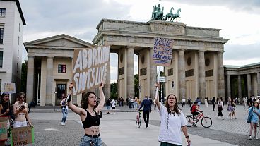 Διαδηλωτές σε διαδήλωση κατά της απόφασης του Ανώτατου Δικαστηρίου των ΗΠΑ να ανατρέψει την απόφαση Roe v. Wade μπροστά από την Πύλη του Βρανδεμβούργου κοντά στην πρεσβεία των ΗΠΑ στο Βερολίνο τον Ιούλιο του 2022. 