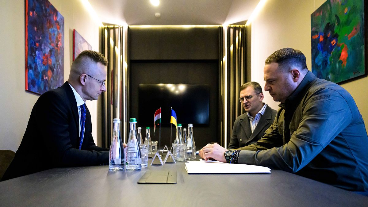 Szijjártó Péter külgazdasági és külügyminiszter, Andrij Jermak, az ukrán elnöki hivatal vezetője és Dmitro Kuleba ukrán külügyminiszter tárgyalása Ungváron