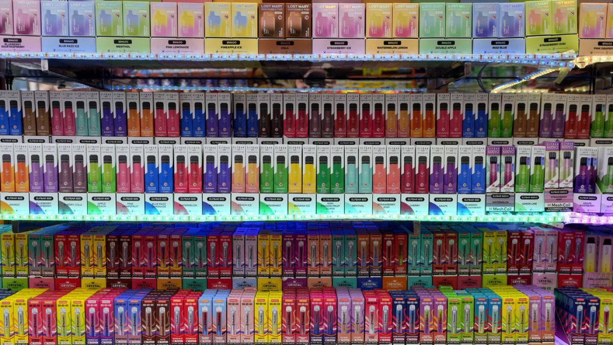 Londra'daki bir hediyelik eşya dükkanında satılan e-sigaralar renkli ampalajları ve aromalarıyla dikkat çekiyor