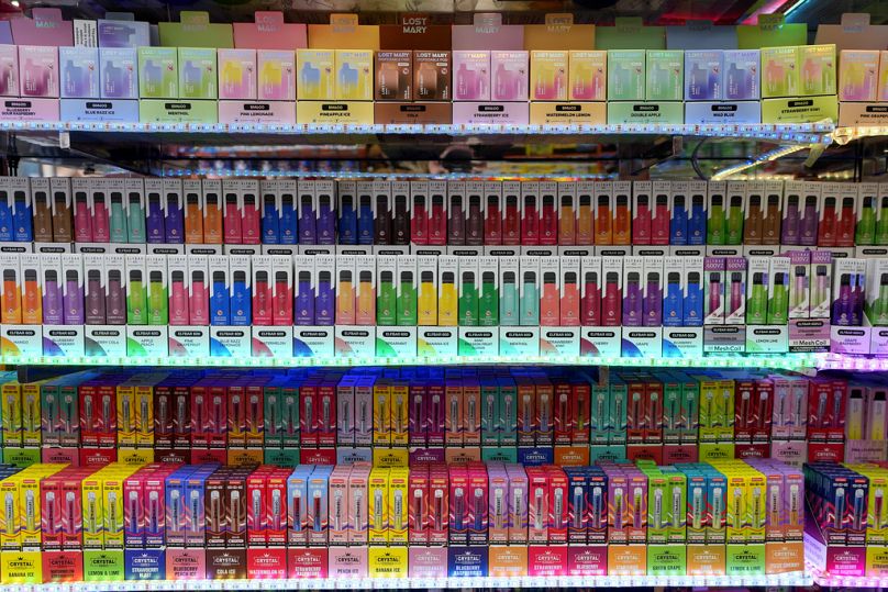 Uma seleção de vaporizadores descartáveis coloridos em exposição para venda numa loja de recordações em Londres, segunda-feira, 29 de janeiro de 2024.