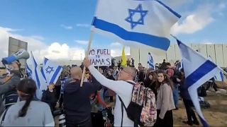 نشطاء وأقارب الرهائن الإسرائيليين يحتجون عند معبر معبر كرم أبو سالم  الحدودي- 29 كانون الثاني 2024