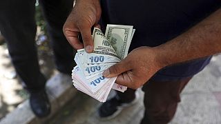 Ανταλλάκτης χρημάτων στο δρόμο ποζάρει για μια φωτογραφία χωρίς να δείχνει το πρόσωπό του καθώς μετράει ξένα χαρτονομίσματα στην οδό Ferdowsi, το σημείο της Τεχεράνης για την ανταλλαγή συναλλάγματος, Ιράν