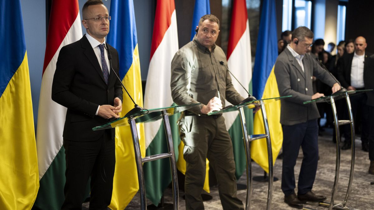 Ungarns Außenminister Peter Szijjarto, links, spricht während einer Pressekonferenz mit seinem ukrainischen Amtskollegen Dmytro Kuleba, rechts.